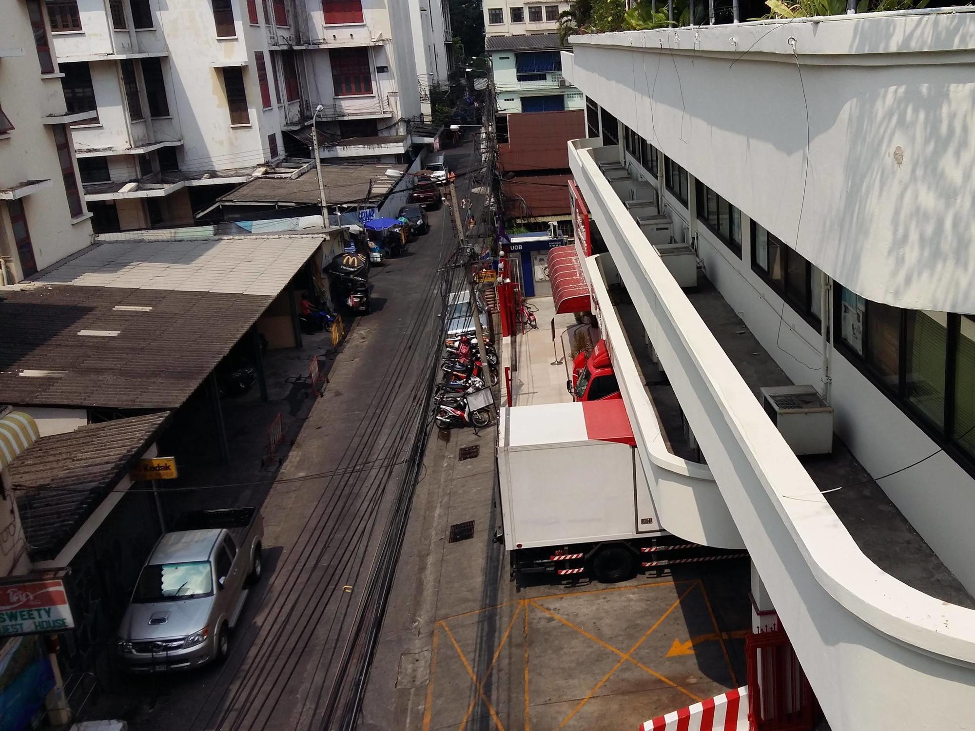 New C.H. Guest House Bangkok Buitenkant foto