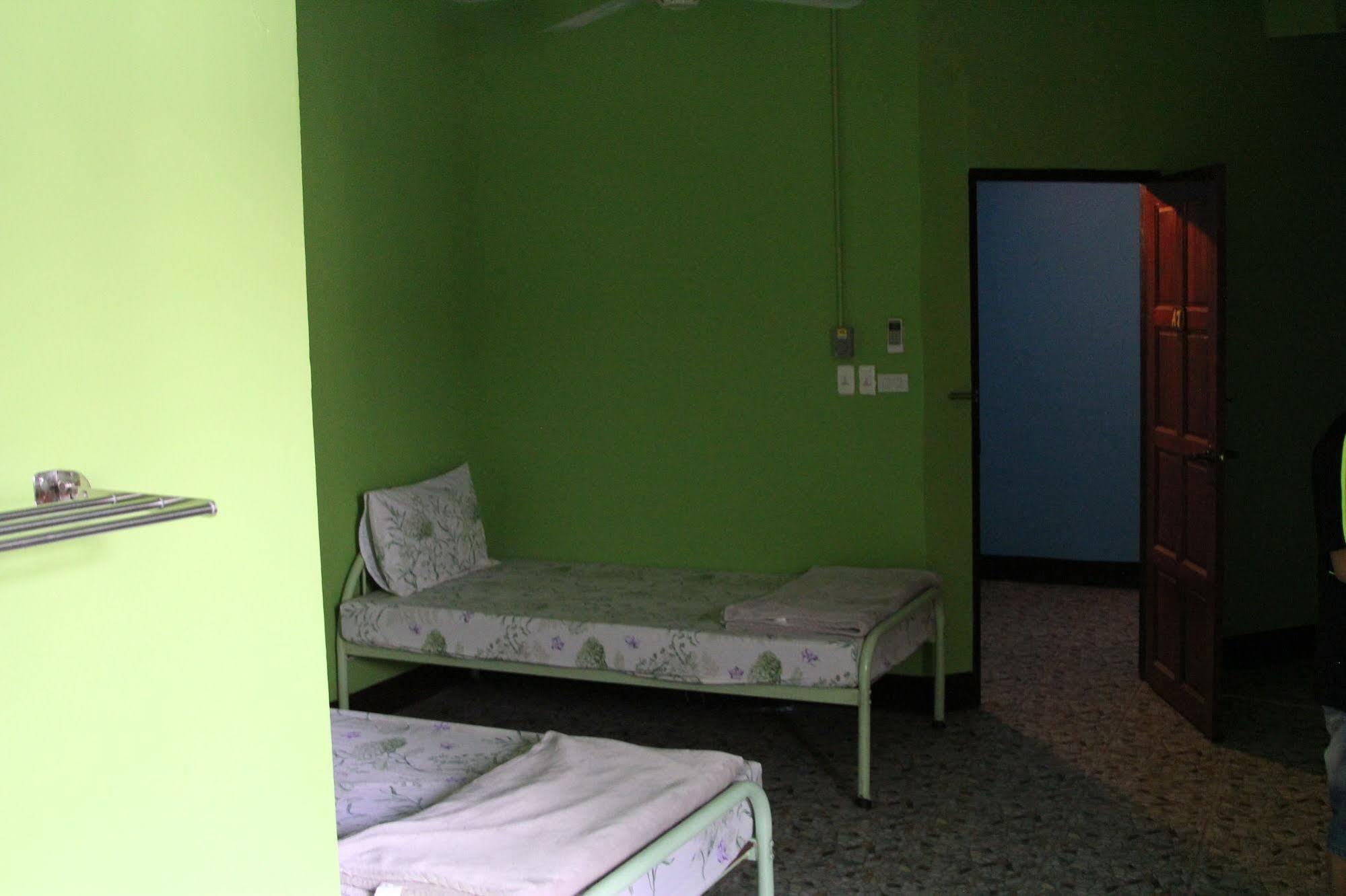 New C.H. Guest House Bangkok Buitenkant foto